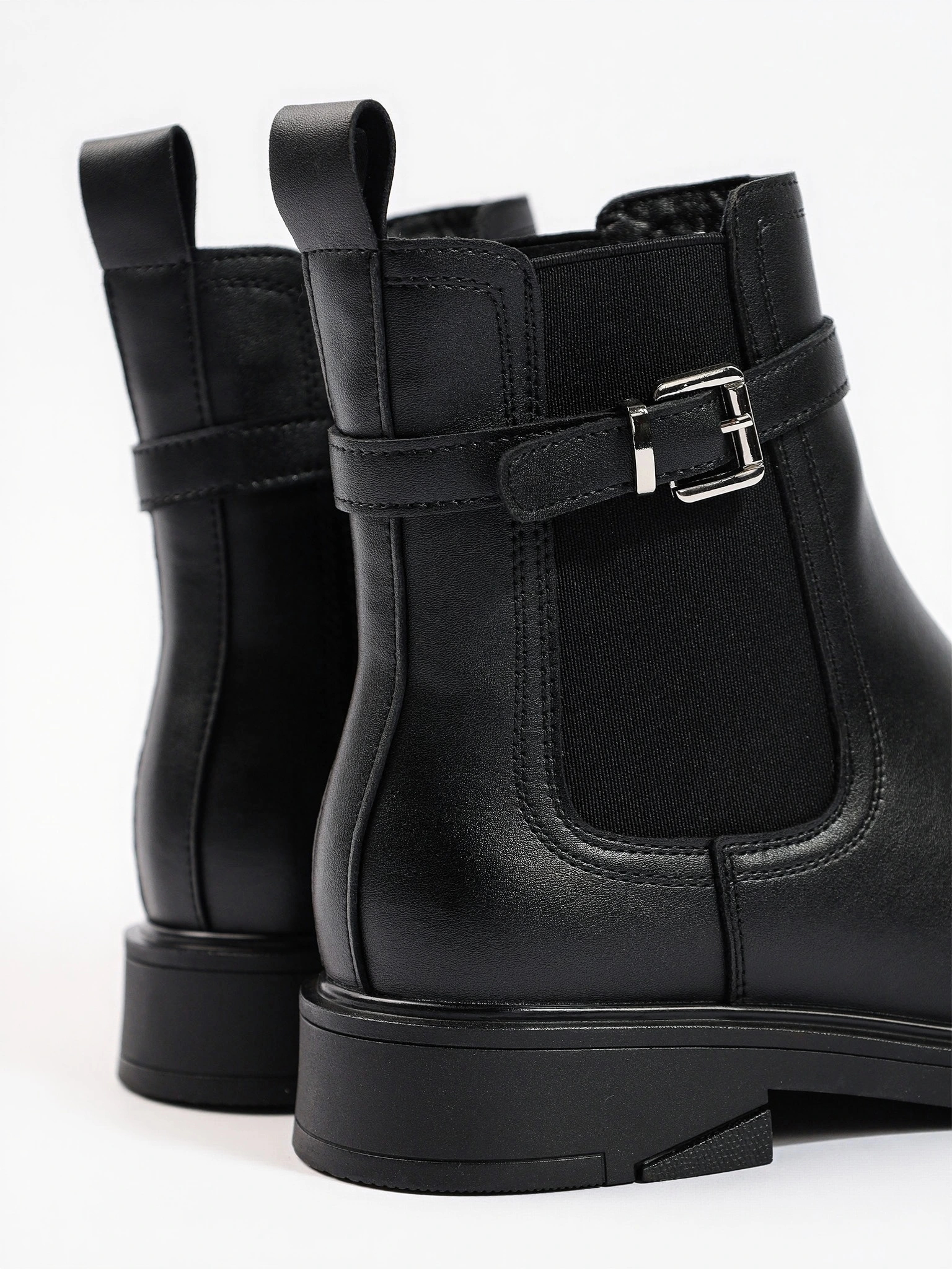 Ботинки-челси черного цвета с декоративным ремешком из натуральной кожи